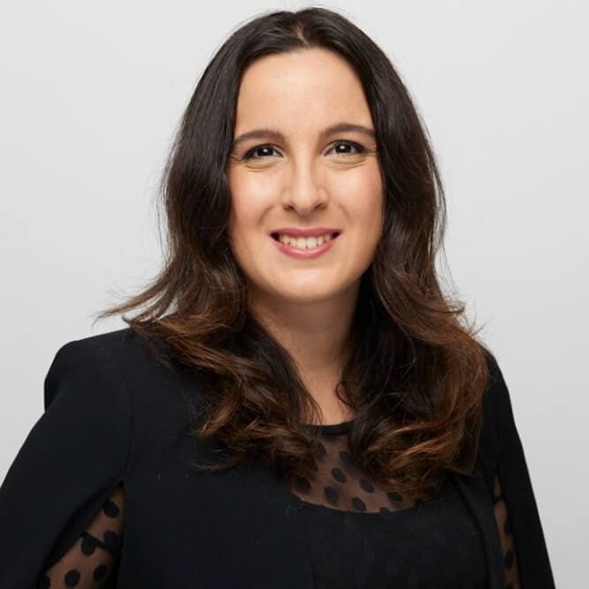 Maître Myriam Douillet Benaroch dans son cabinet